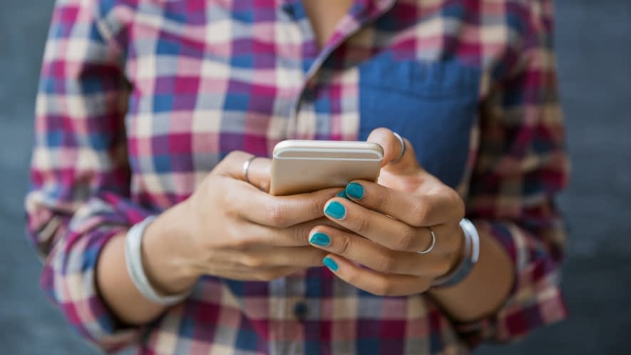 Hände halten ein Handy