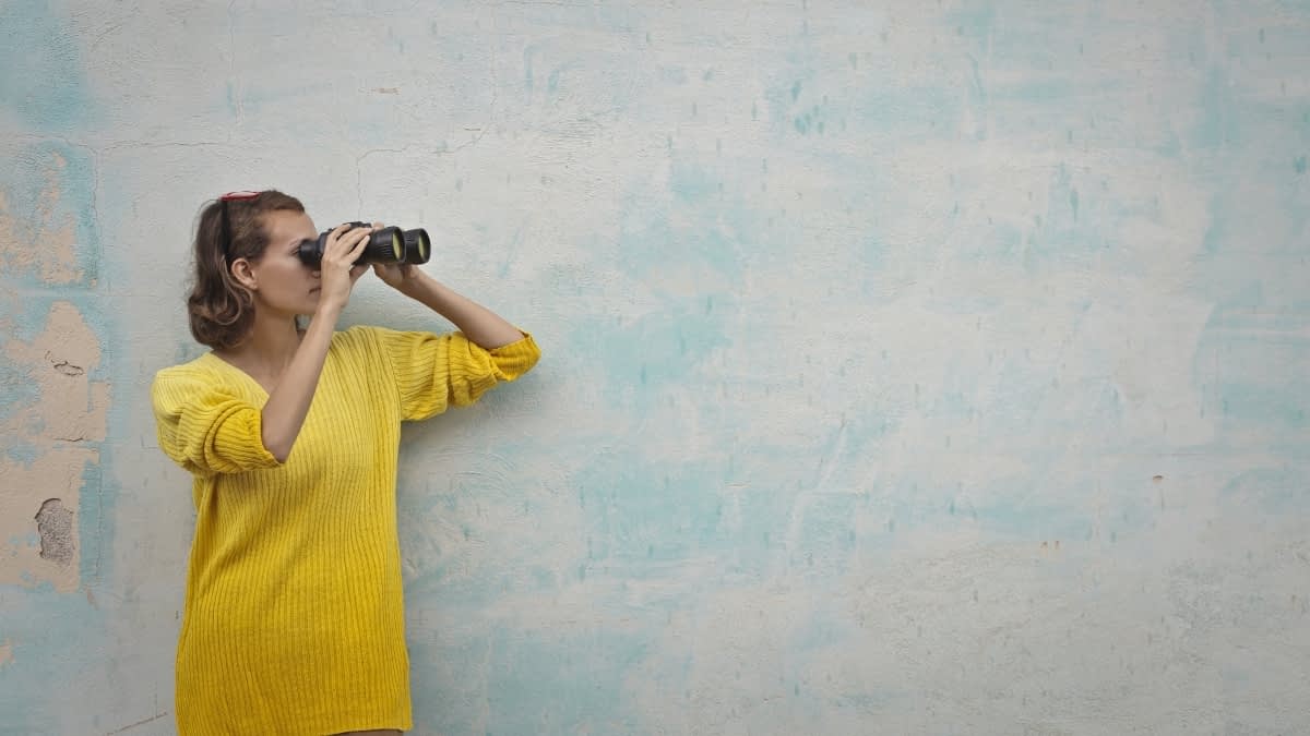 Frau mit Fernglas Frau mit Fernglas