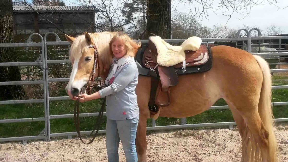 MS-Betroffene Sandra mit Pferd