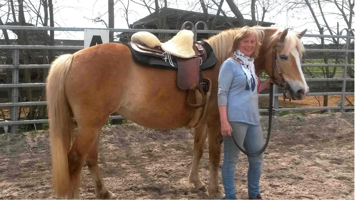 MS-Betroffene Sandra mit Pferd