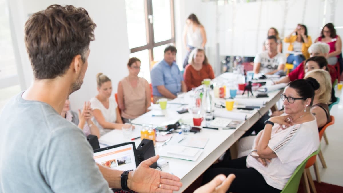 trotz ms Redakteure sitzen an einem Tisch trotz ms Redakteure sitzen an einem Tisch