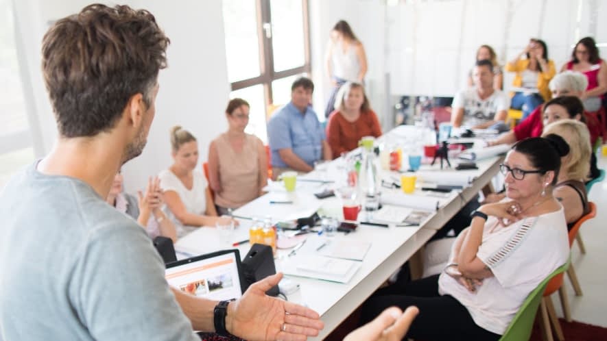 trotz ms Redakteure sitzen an einem Tisch