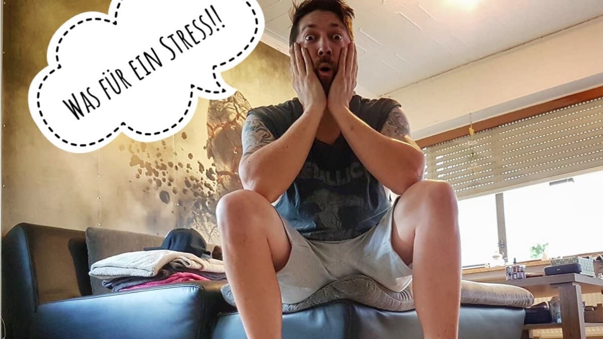 MS-Betroffener Alex sitzt auf dem Sofa