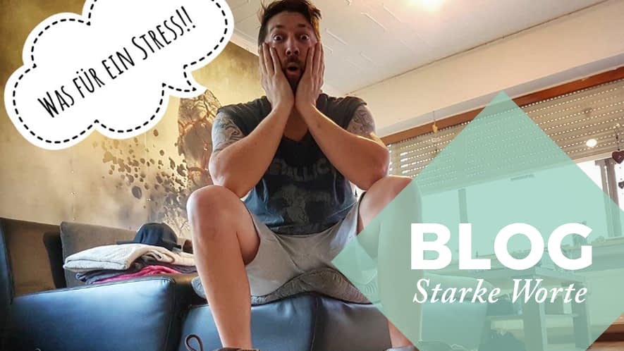 MS-Betroffener Alex sitzt auf dem Sofa