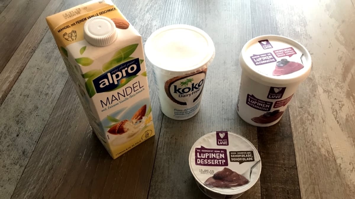 Mandelmilch, Kokos-Joghurt und Lupinen Pudding