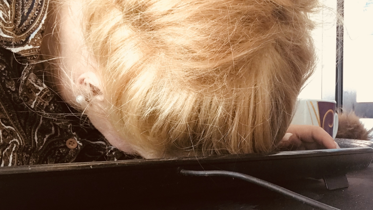 Frauenkopf liegt auf dem Tisch