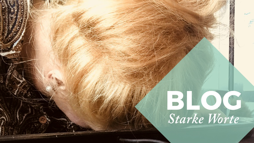 Frauenkopf liegt auf dem Tisch