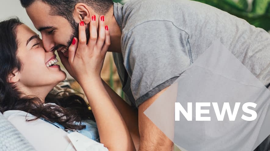 Frau hält Kopf von einem Mann mit beiden Händen nah an ihrem Gesicht