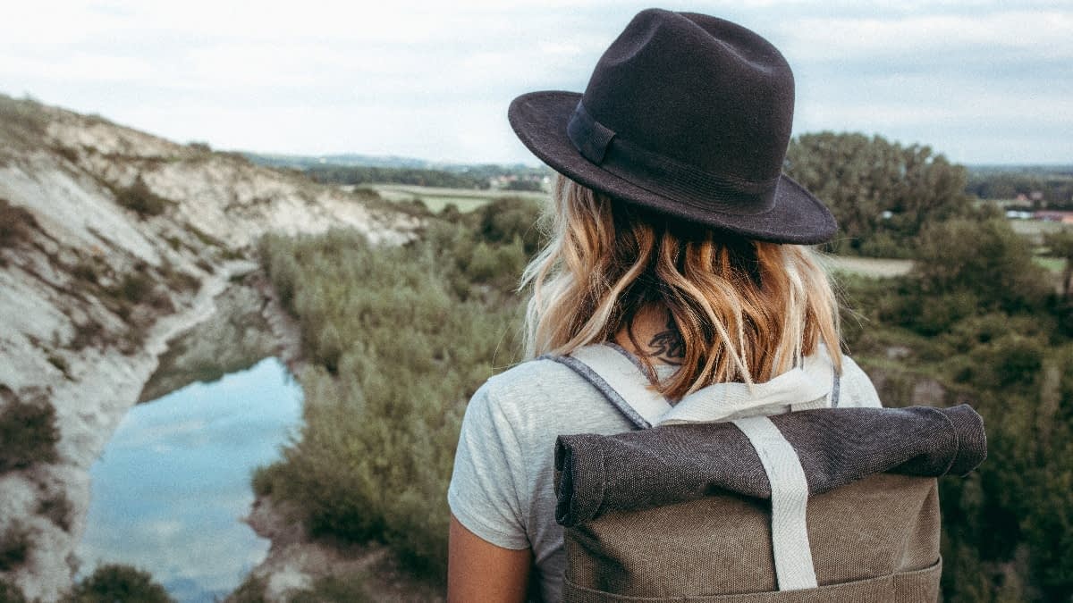 Frau mit Hut und Rucksack 