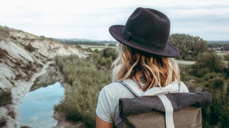 Frau mit Hut und Rucksack 