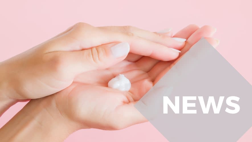 Hände mit Creme in der Handfläfche