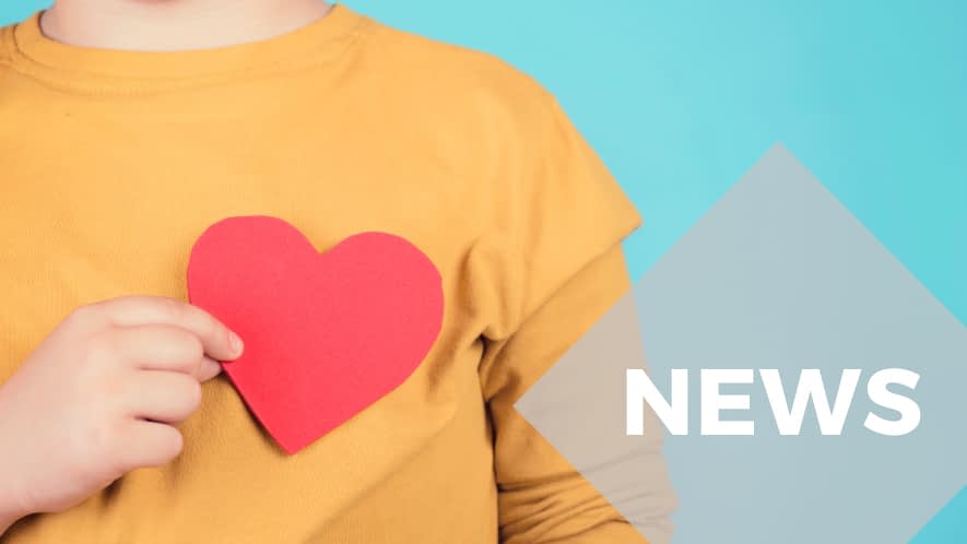 MS News: rotes Papierherz vor gelbem Pulli