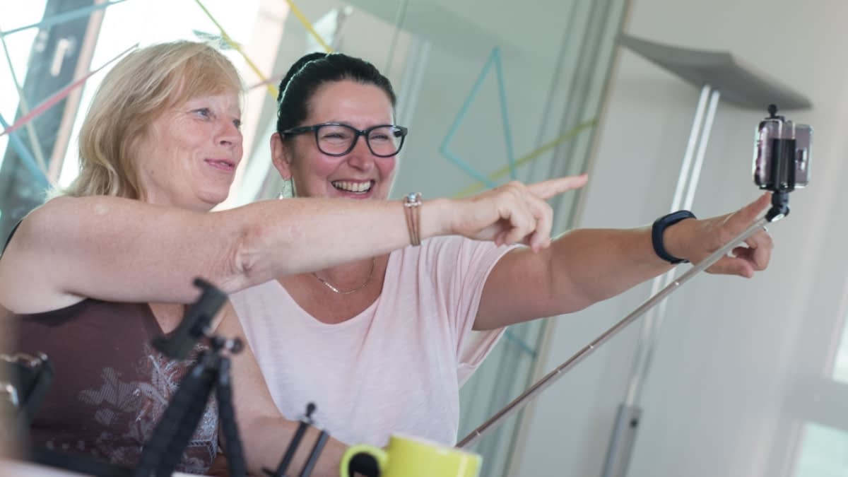 Steffi und Sandra beim Vloggen Steffi und Sandra beim Vloggen