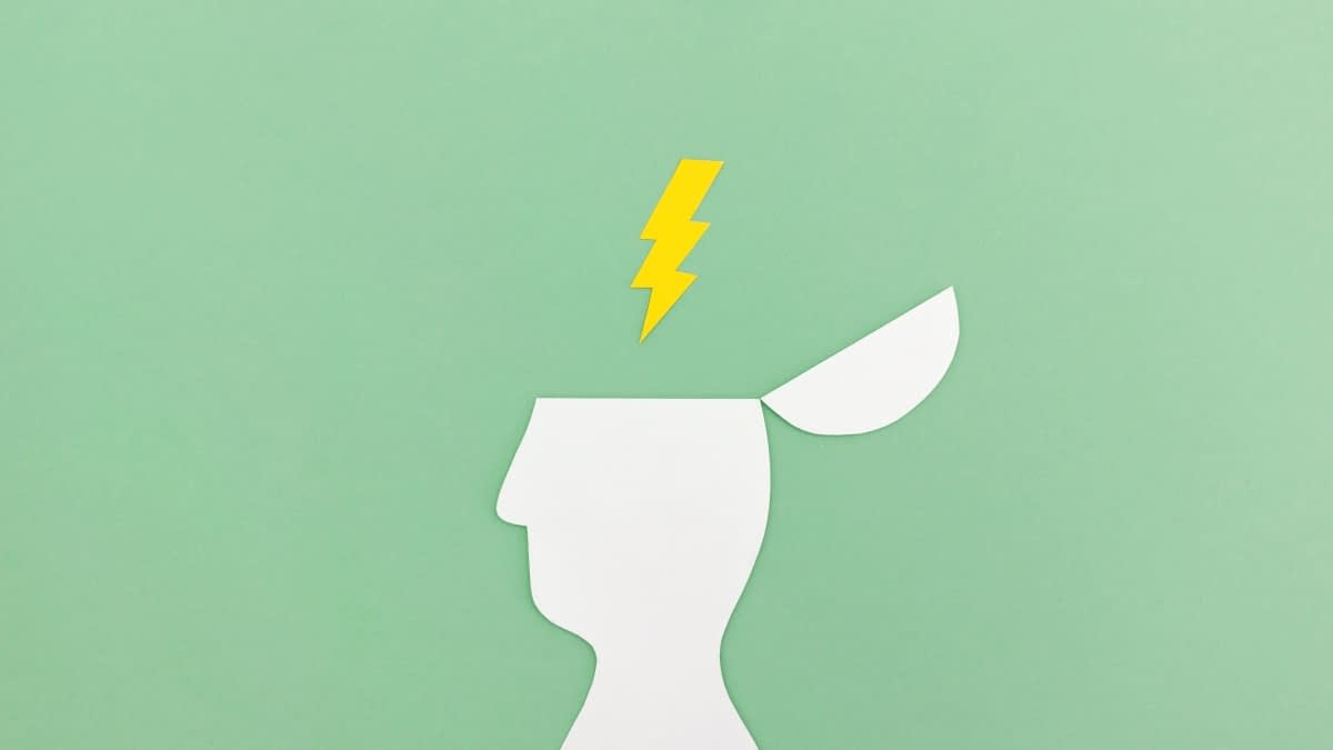 Weißer Kopf im Profil aus Papier mit Blitz Weißer Kopf im Profil aus Papier mit Blitz