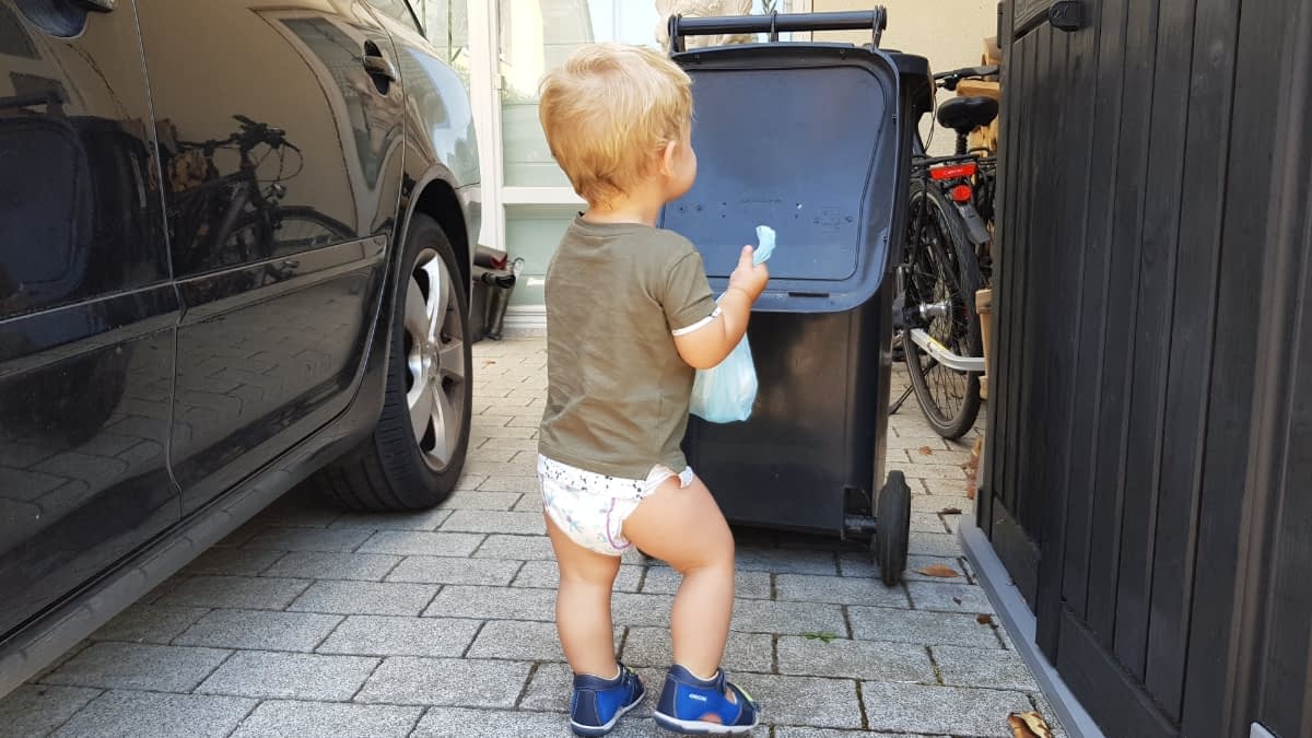 Colin bringt Müll weg