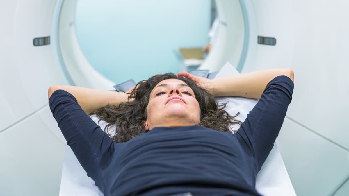 Frau im MRT