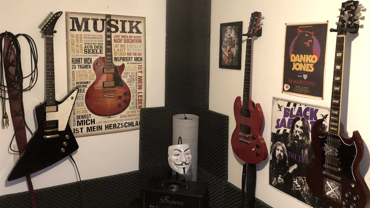 Drei Gitarren und Poster