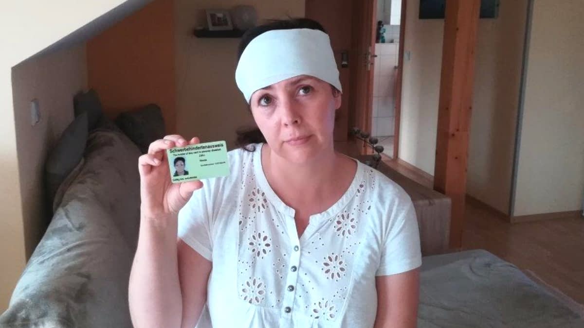 Nicole mit Schwerbehindertenausweis Nicole mit Schwerbehindertenausweis