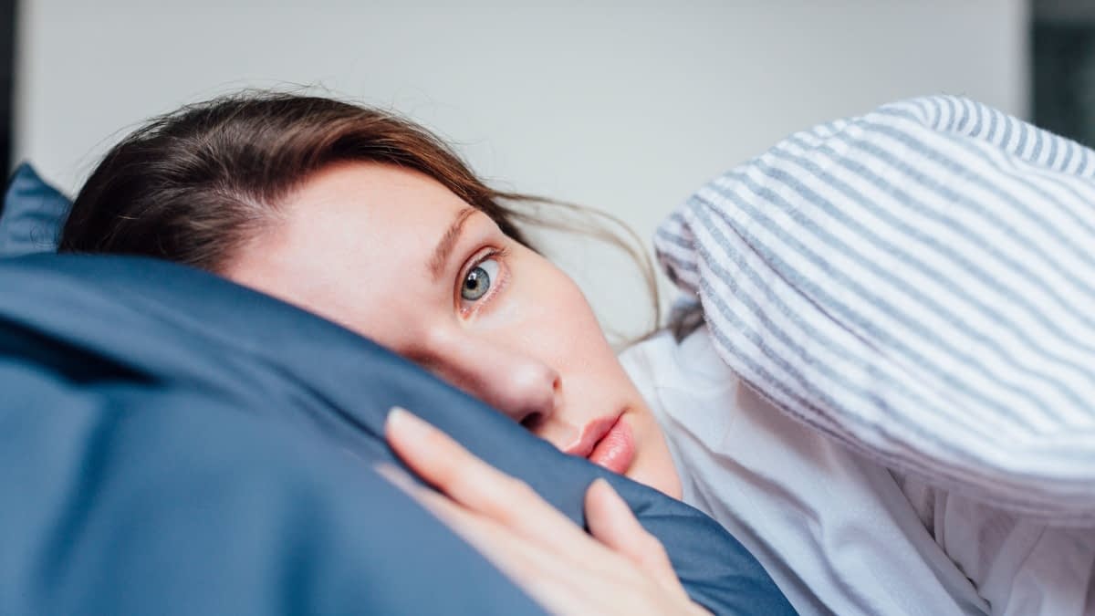 Frauenkopf liegt auf Kissen