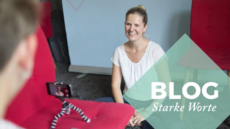 Andrea vor einem Stativ mit Smartphone