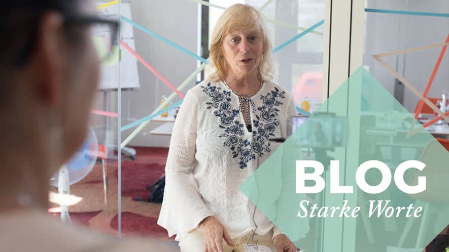 Sandra steht vor einer Person