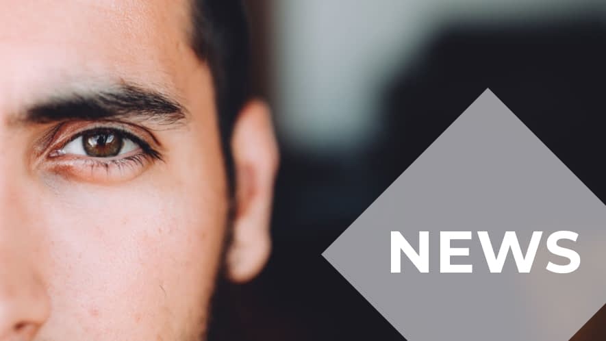 Auge eines Mannes mit schwarzen Haaren