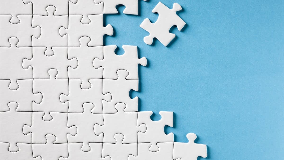 Weiße Puzzelteile auf blauen Hintergrund Weiße Puzzelteile auf blauen Hintergrund