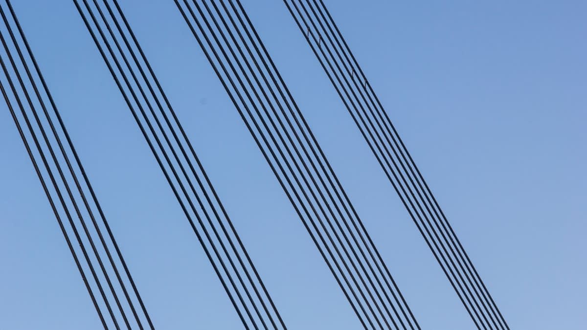 Stromleitungen vor blauem Himmel