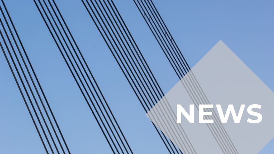 Stromleitungen vor blauem Himmel