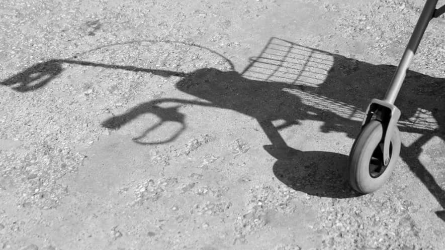Schatten einer Gehhilfe