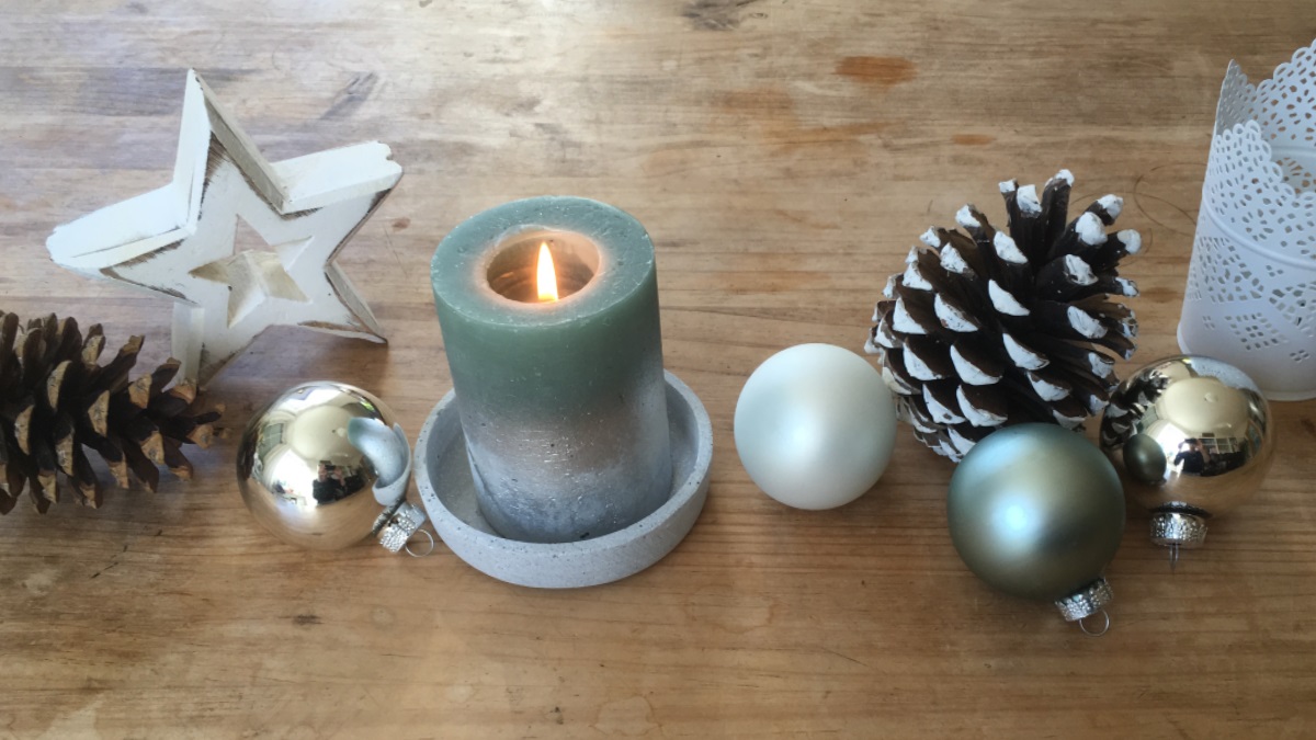 Weihnachtsdekoration auf einem Holztisch Weihnachtsdekoration auf einem Holztisch