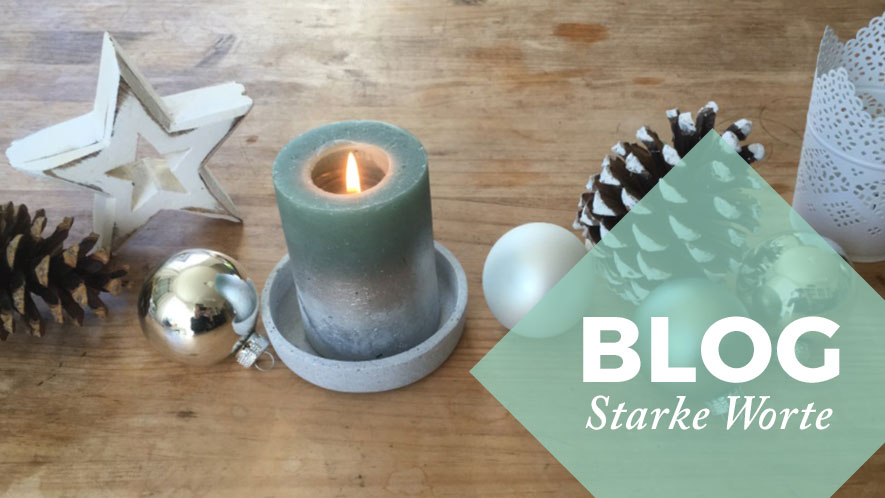 Weihnachtsdeko auf einem Holztisch