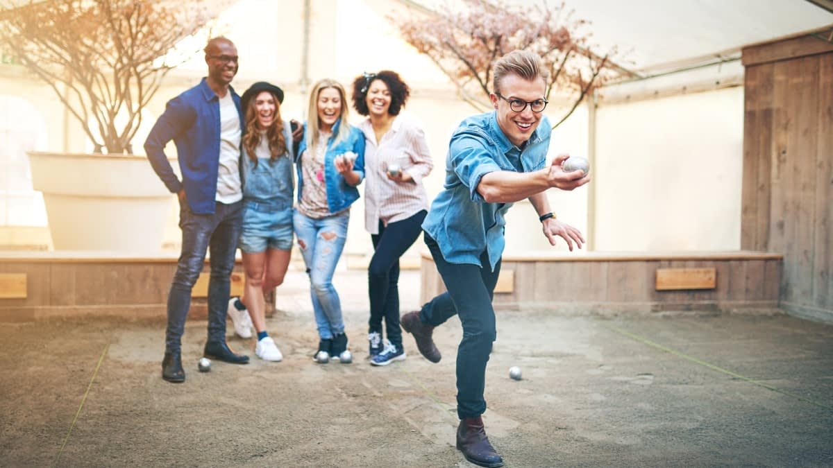 Gruppe beim Boule spielen