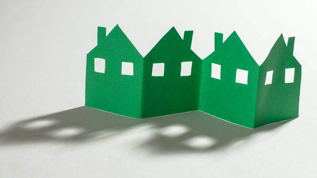 Grüne Häuserreihe aus Papier