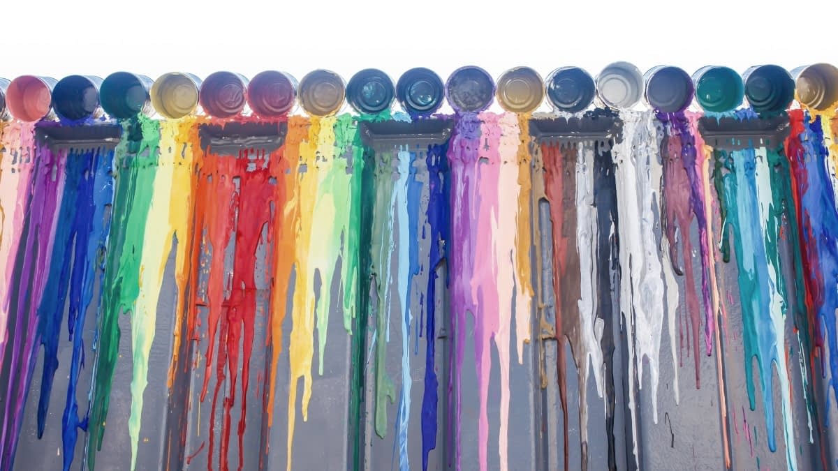 Bunte Farben auf einer Wand Bunte Farben auf einer Wand