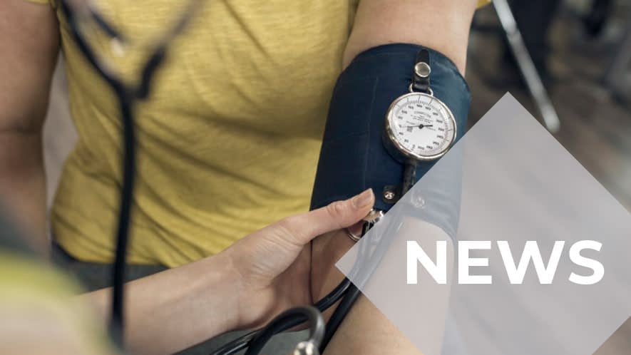 Arm mit Blutdruckmessgerät