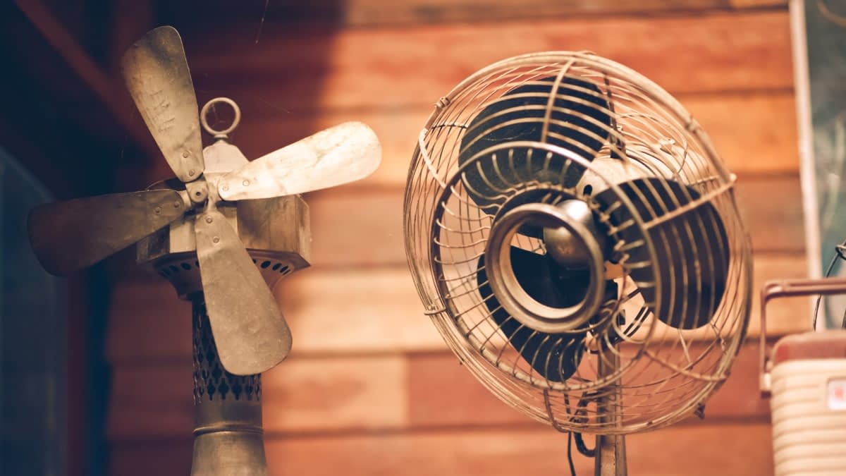 Ventilatoren vor brauner Hauswand