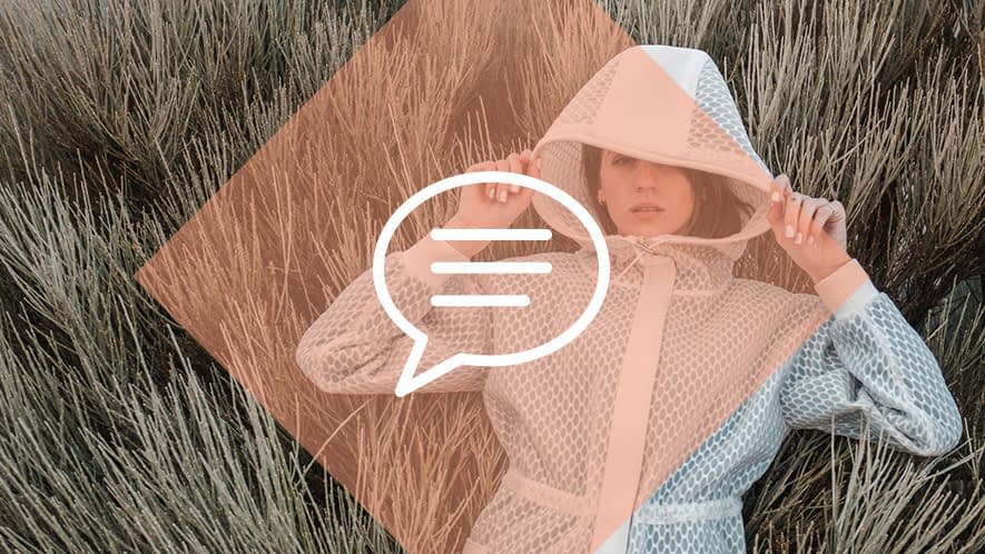 Frau mit Regenmantel