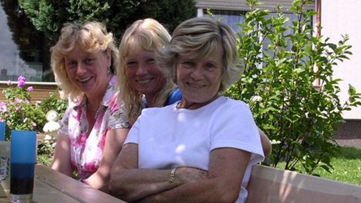Sandra (l.) mit Ihrer Schwester und Mutter (r.) Sandra (l.) mit Ihrer Schwester und Mutter (r.)