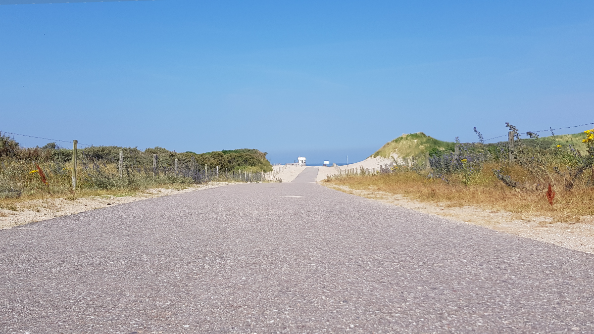 Eine Straße am Meer