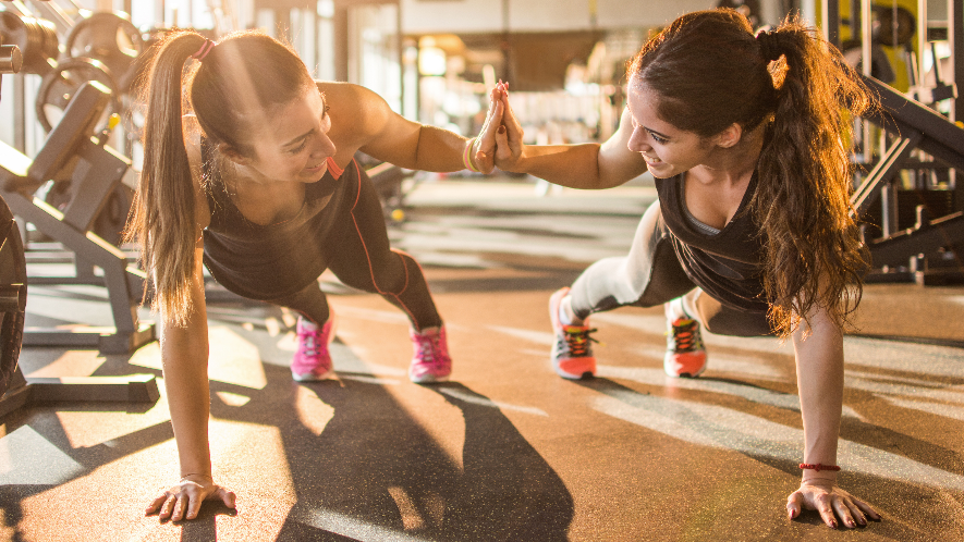 zwei Frauen machen Liegestützen