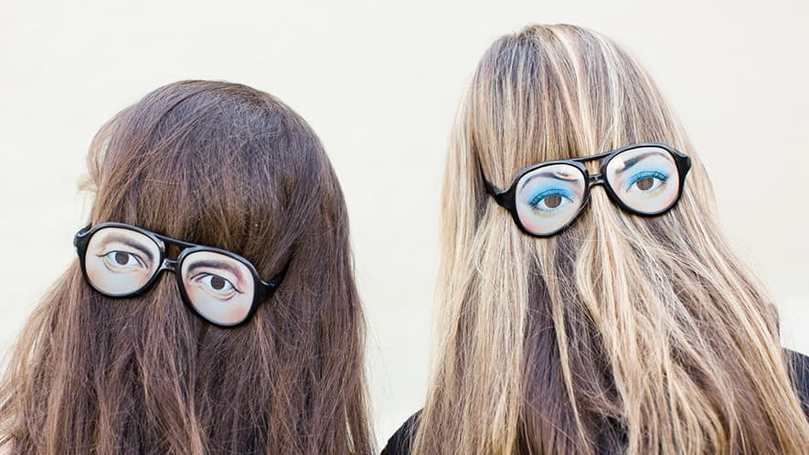 Witzige Sonnenbrillen mit Augenaufklebern