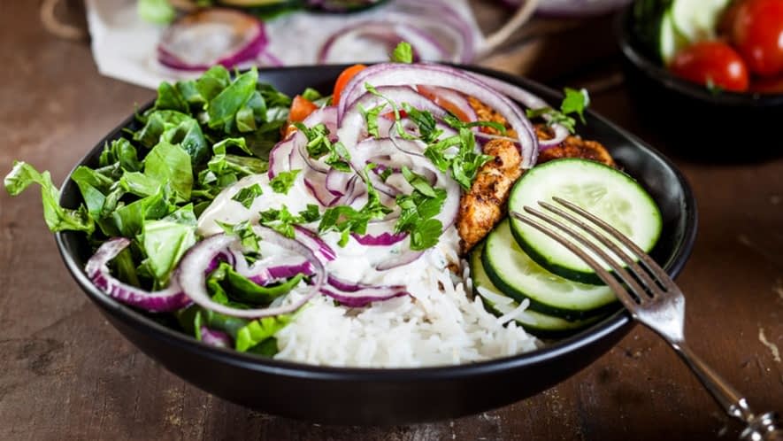Hähnchen auf Reis mit Tomaten