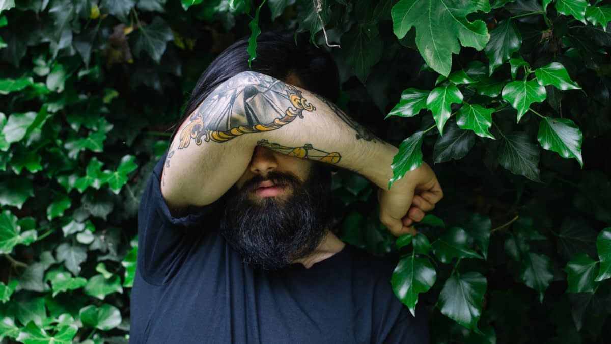 Mann mit MS verdeckt seine Augen Mann mit MS verdeckt seine Augen