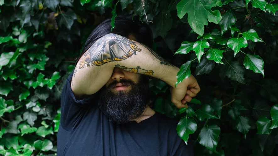 Mann mit MS verdeckt seine Augen