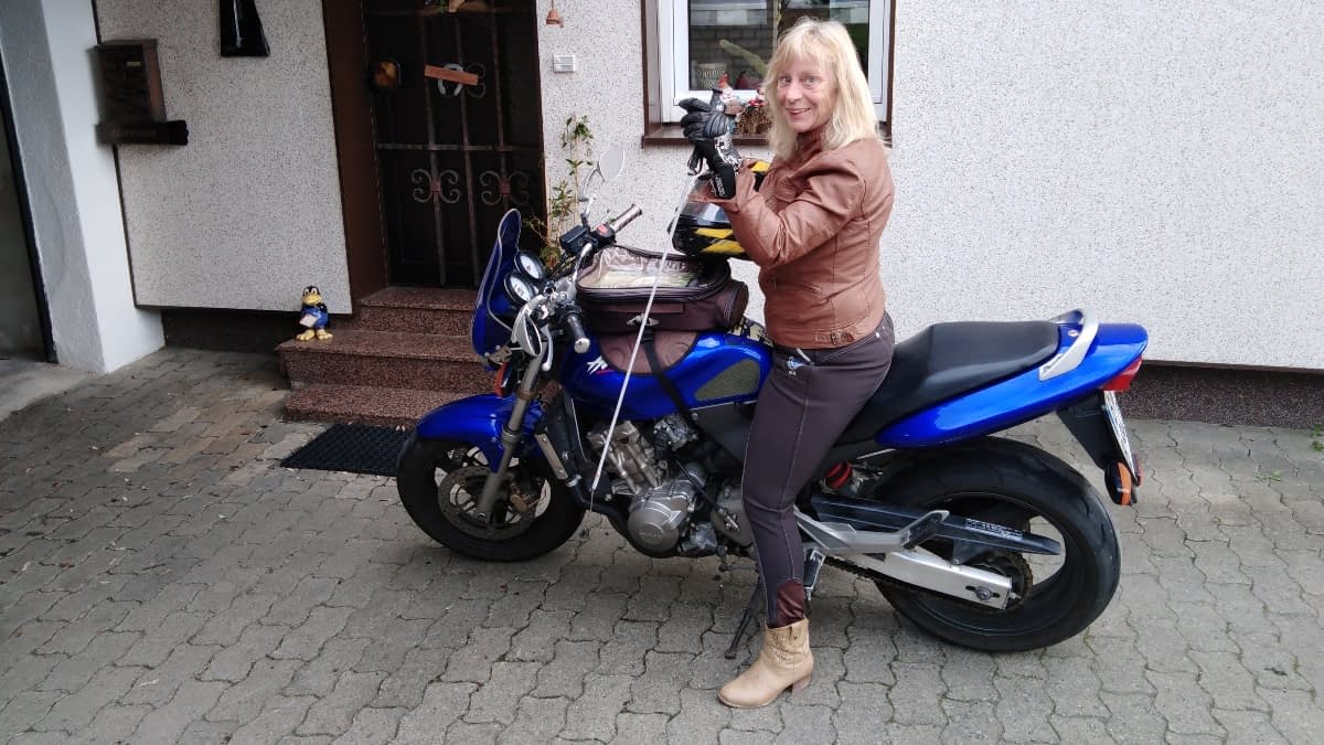 Simone auf ihrem Motorrad