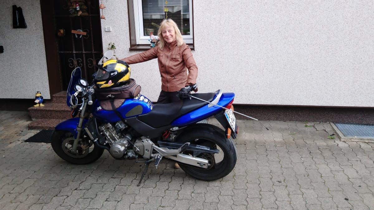 Simone mit ihrem Motorrad