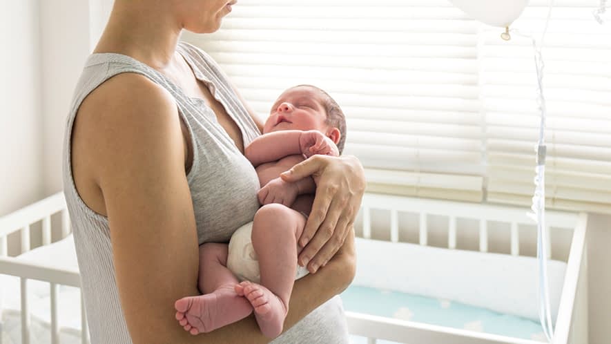 Mutter hält Baby im Arm