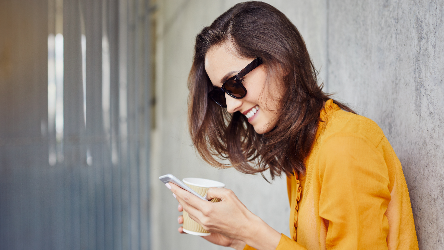 Frau mit MS benutzt Gesundheitsapp