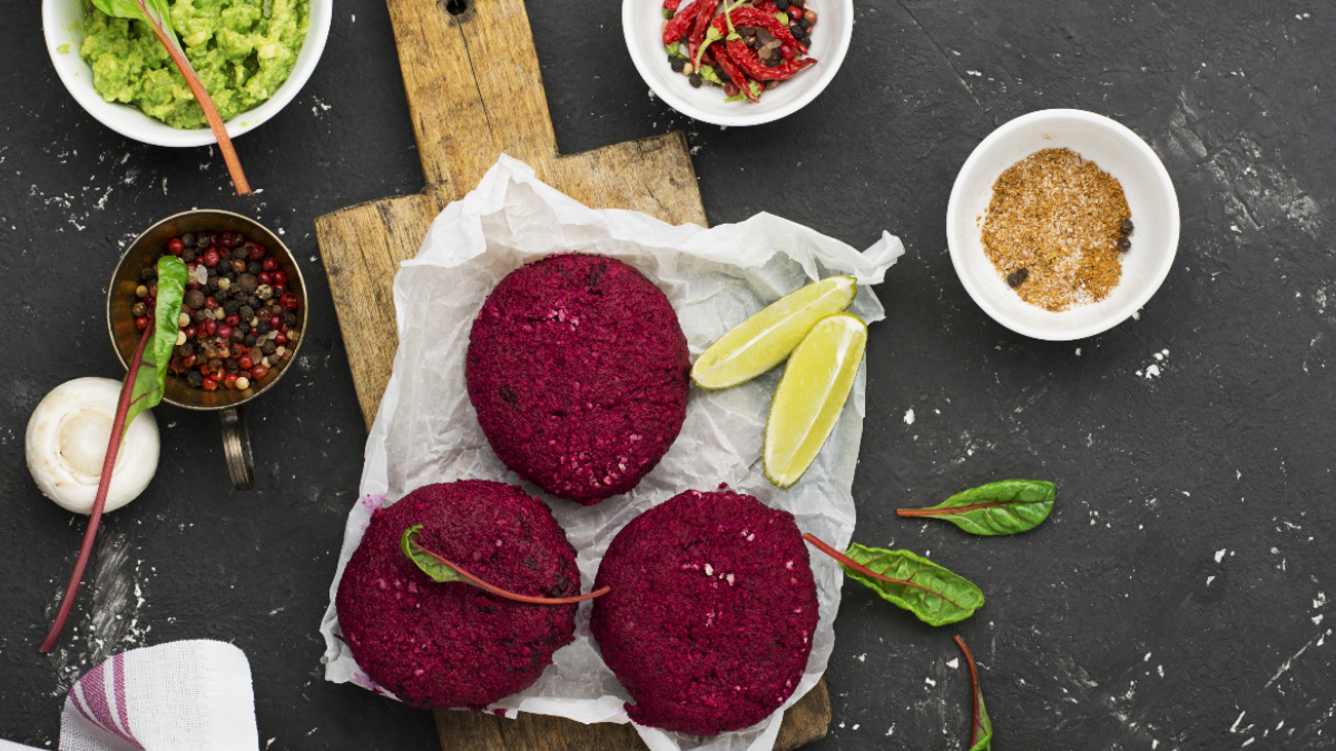 Rote-Bete-Puffer mit mexikanischer Guacamole